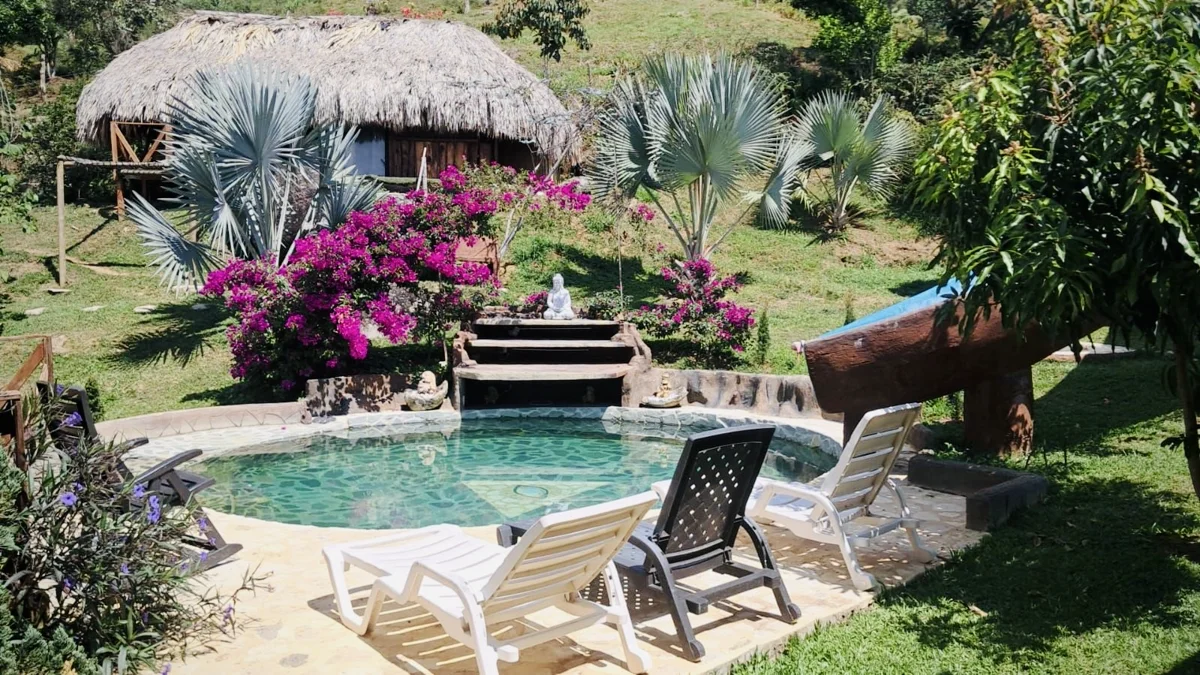 Cabaña Maloka con piscina natural privada