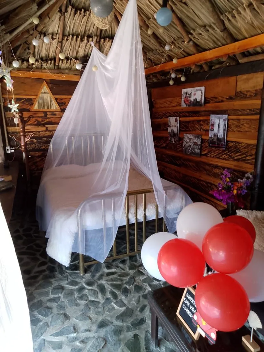 Cama con dosel decorada de forma romántica