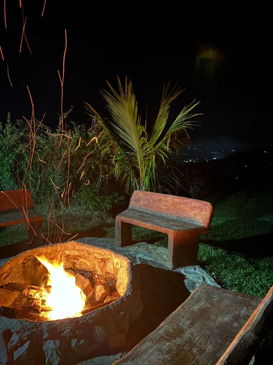 Fogata nocturna en zona de camping