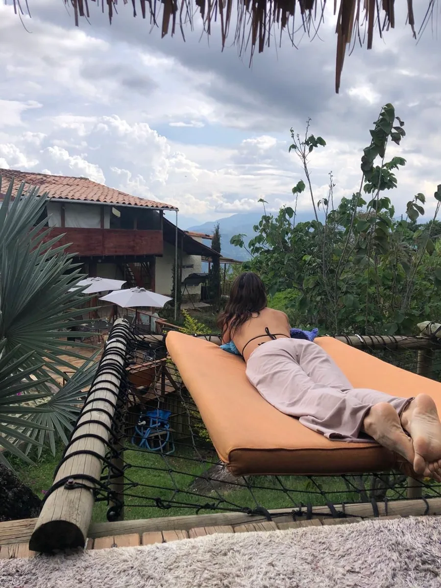 Descansando en la hamaca con vista a la montaña