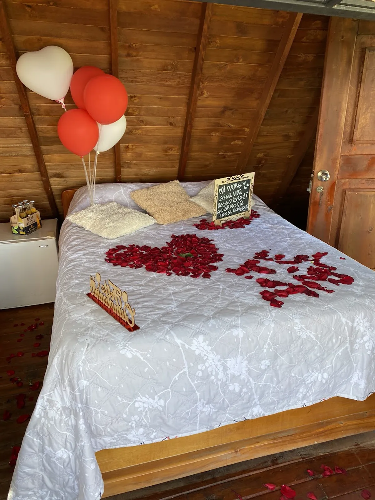 Cabaña decorada de forma romántica