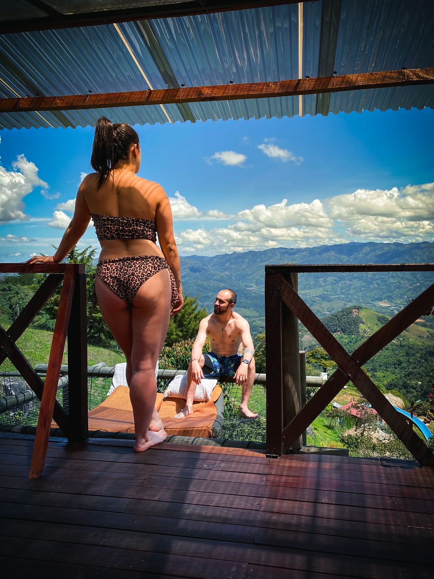 Pareja disfrutando la vista en Valkiria Glamping